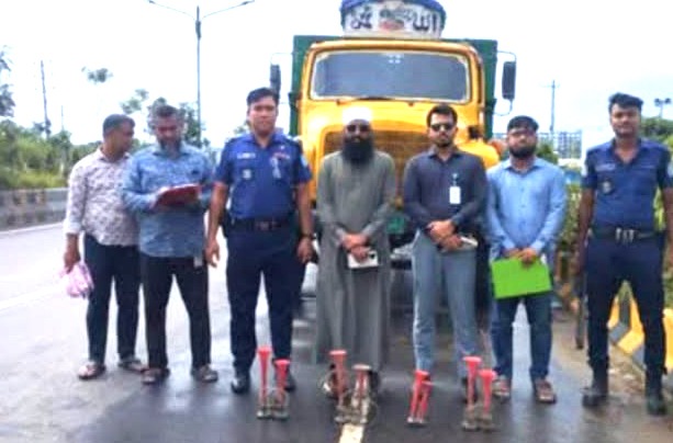 শব্দদূষণ নিয়ন্ত্রণে ৩ যানবাহনকে ৮ হাজার টাকা জরিমানা নারায়ণগঞ্জ সদর উপজেলায় শব্দদূষণকারী তিনটি যানবাহনকে ৮ হাজার টাকা জরিমানা করেছে পরিবেশ অধিদপ্তর। এ সময় তিনটি হর্ন জব্দ করা হয়।