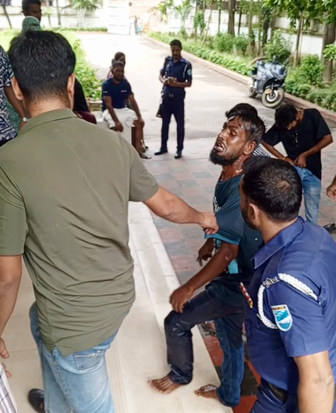 বন্দর থানা কম্পাউন্ডে গায়ে কেরোসিন ঢেলে আত্মহত্যার চেষ্টাকারী রমজান কারাগারে