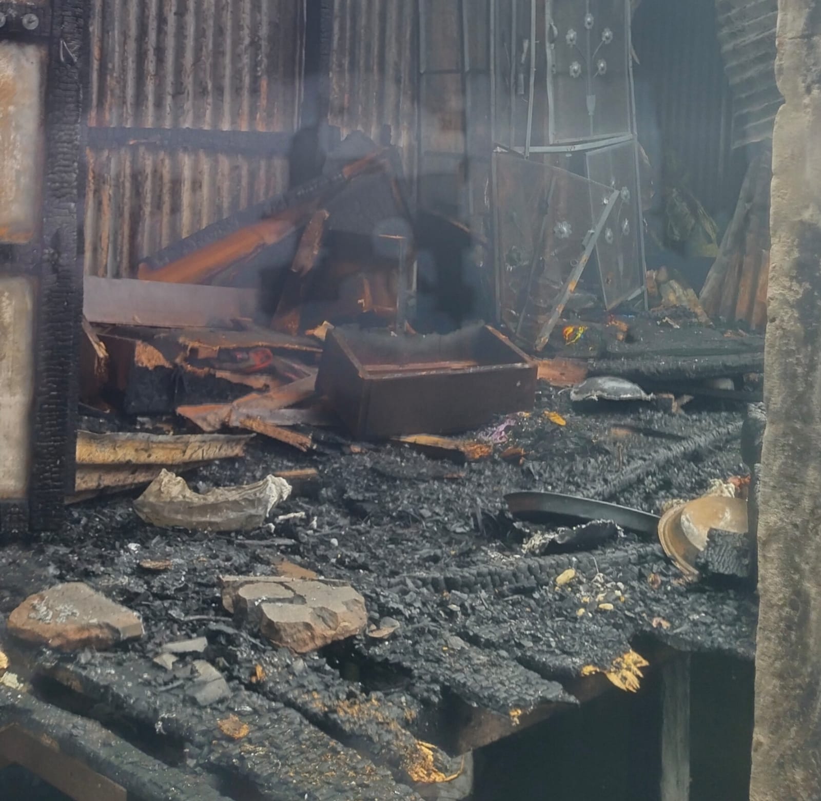 বন্দরে শর্ট সার্কিট থেকে ভয়াবহ আগুন: পুড়ে ছাই ৫টি কক্ষ, নিঃস্ব বিধবা নারী