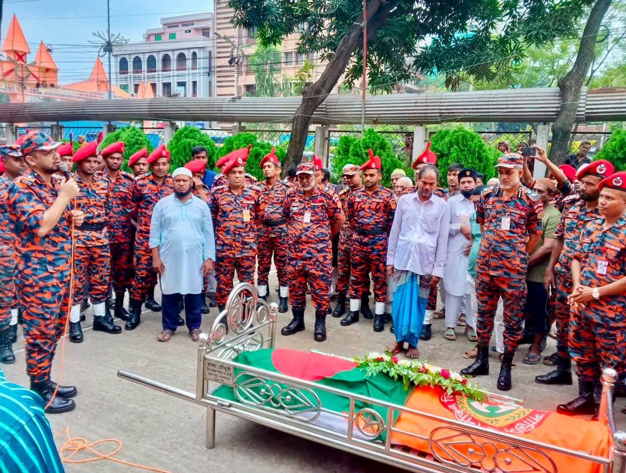 ফায়ার সার্ভিসের ডুবুরি সাদিকের জানাজা সম্পন্ন, গ্রামের বাড়িতে দাফন