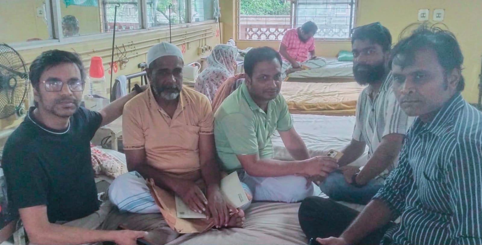 অসুস্থ প্রবীণ ফটোসাংবাদিক আমির হোসেনকে দেখতে হাসপাতালে যুবদল নেতা হুমায়ুন কবির