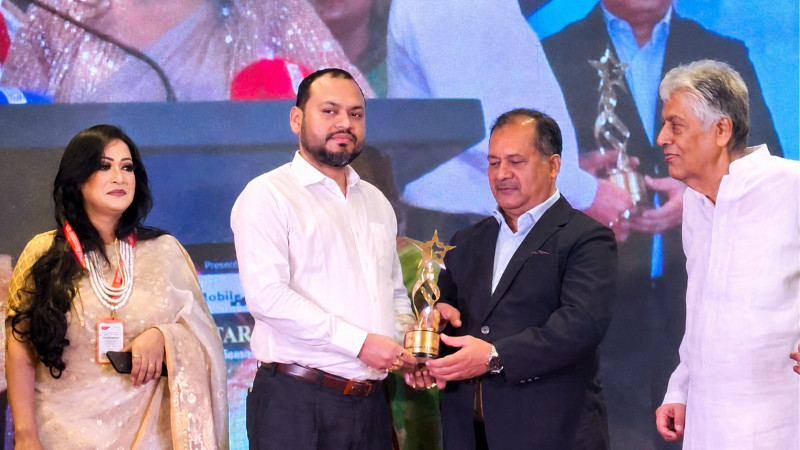 গ্লোবাল স্টার অ্যাওয়ার্ড পেলেন মীম শরৎ গ্রুপের এমডি মোহাম্মদ সোহাগ