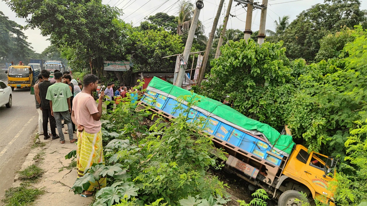 সোনারগাঁয়ে ট্রাকের ধাক্কায় পথচারী নিহত, আহত ৪
