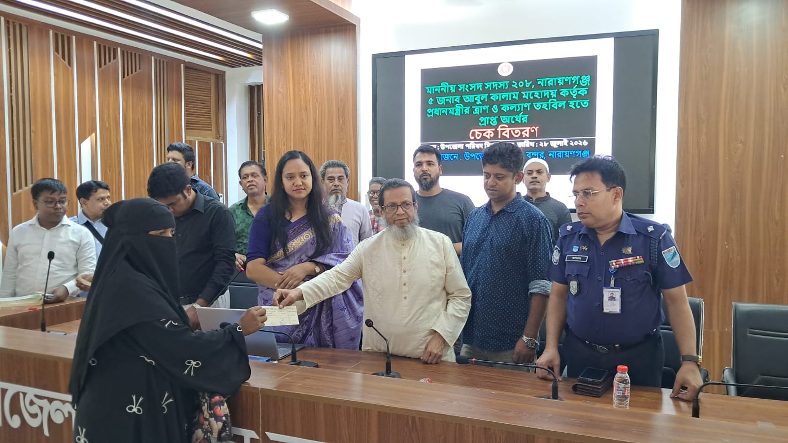 বন্দর উপজেলায় ৩৪০ পরিবারকে ১৭ লাখ টাকার অনুদান ও ঢেউটিন বিতরণ