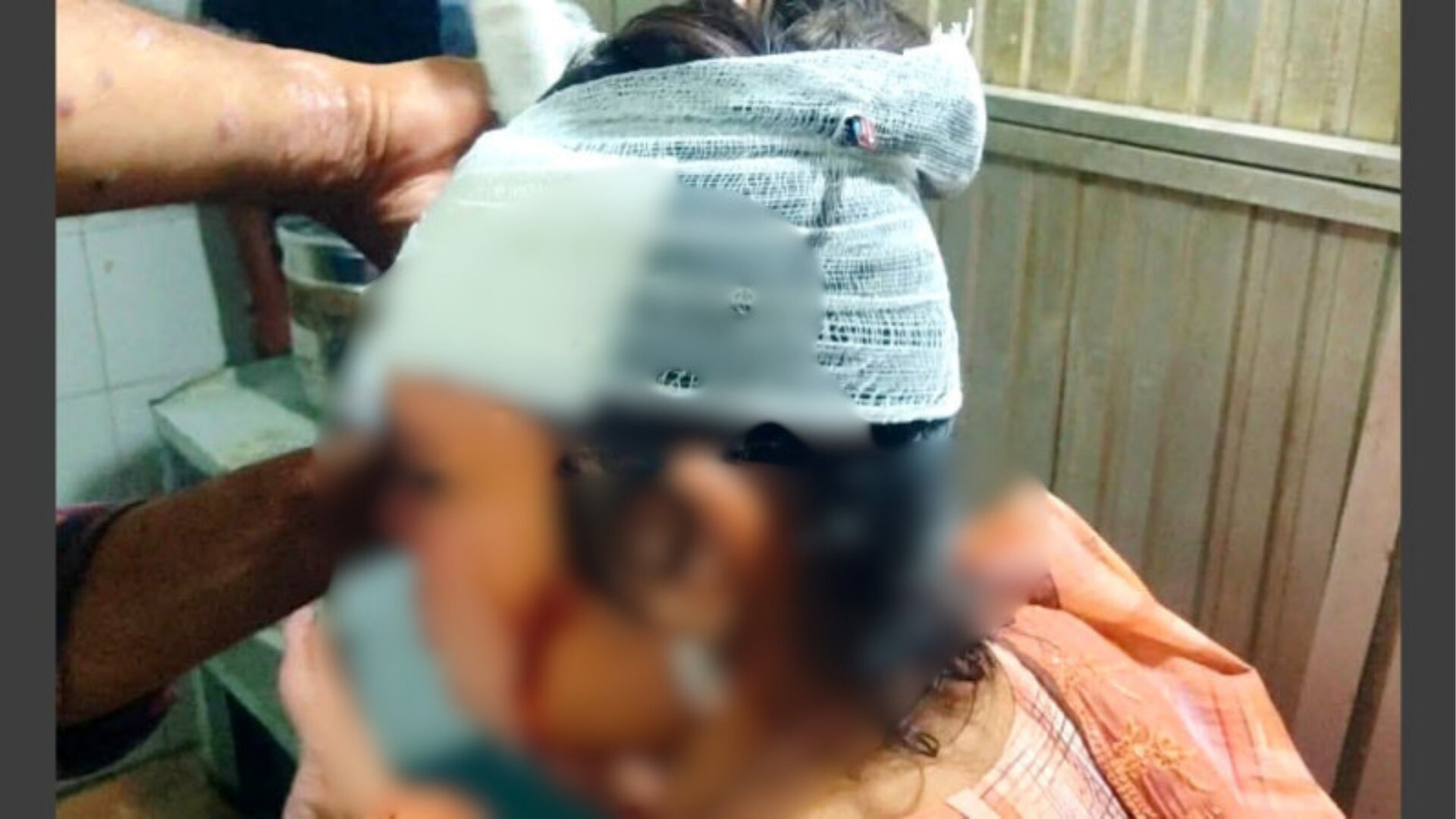 ফতুল্লার সস্তাপু‌রে ছিনতাইকারীর ছুরিকাঘাতে বাউল শিল্পী রক্তাক্ত