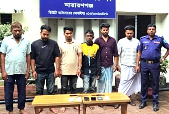 পূর্বাচলে ডাকাতি করে পালানোর সময় লুন্ঠিত মালামালসহ গ্রেফতার ৬