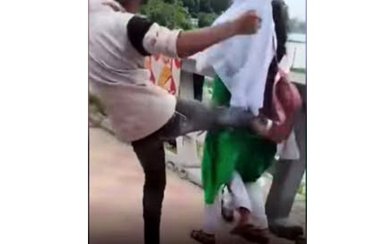 স্কুলছাত্রীকে উত্ত্যক্ত করা ও লাথি মারার ভিডিও ভাইরাল