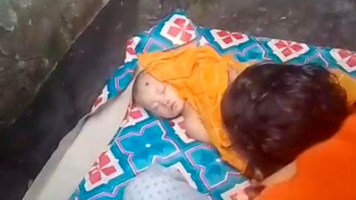 সিদ্ধিরগঞ্জে ফার্নিচারের নিচে চাপা পড়ে শিশুর মৃত্যু