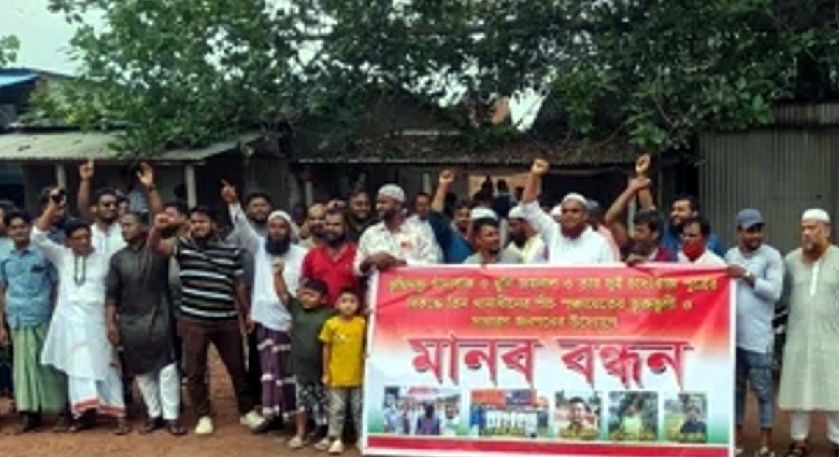 নদীপথে চাঁদাবাজি ও ইটভাটা বন্ধের প্রতিবাদে ফতুল্লায় মানববন্ধন