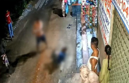 আড়াইহাজারে মানসিক ভারসাম্যহীন যুবককে লাঠিপেটা, ভাইরাল ভিডিও