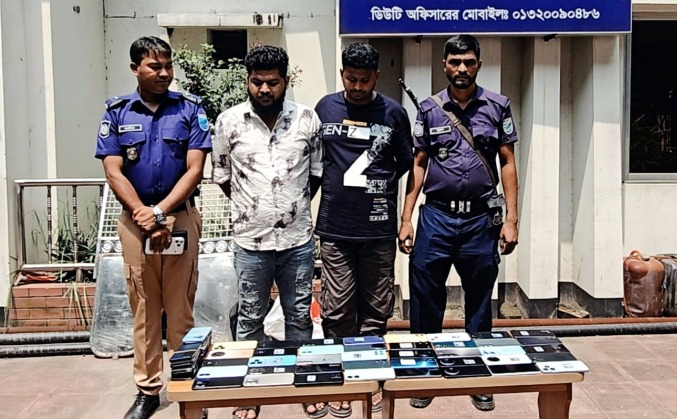 রূপগঞ্জে মোবাইল চোরাই চক্রের দুই সদস্য গ্রেপ্তার, ৫৪ মোবাইল উদ্ধার