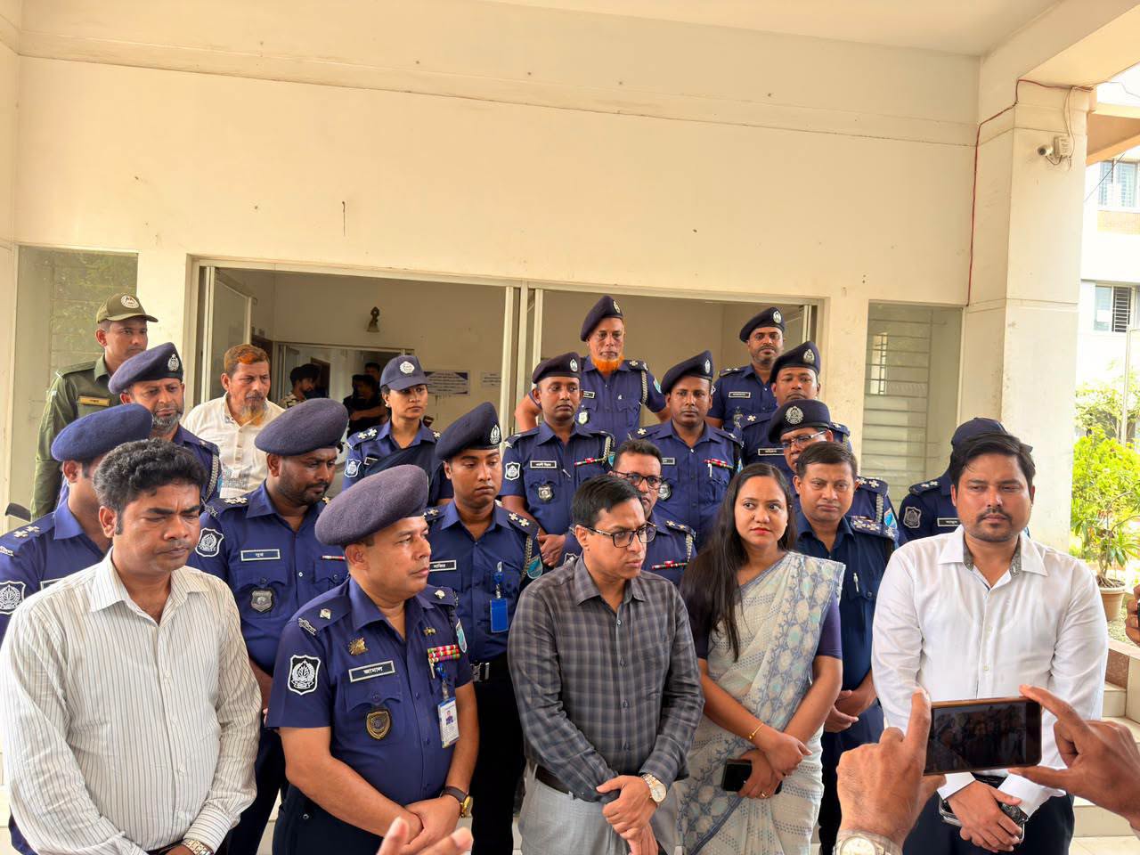 বন্দর থানায় ডিসি রায়হান কবির, ওসিকে কঠোর হওয়ার আহবান 
