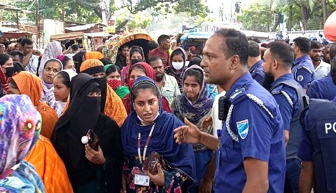 ফতুল্লায় বকেয়া বেতনের দাবিতে ইউনাইটেড এ্যাপারেলের শ্রমিকদের সড়ক অবরোধ