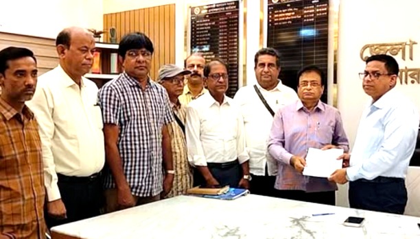 সরকার নির্ধারিত হারে ঢাকা-নারায়ণগঞ্জের বাসভাড়া নির্ধারণের দাবিতে স্মারকলিপি