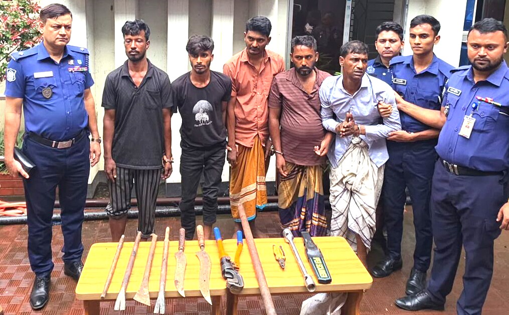 রূপগঞ্জে দেশীয় অস্ত্র ৫ ডাকাত আটক, ডাকাতি হাওয়া স্বর্ণ উদ্ধার