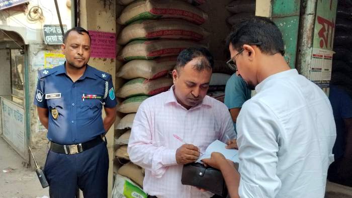সোনারগাঁয়ে ভ্রাম্যমাণ আদালতের তিন ব্যবসায়ীকে জরিমানা