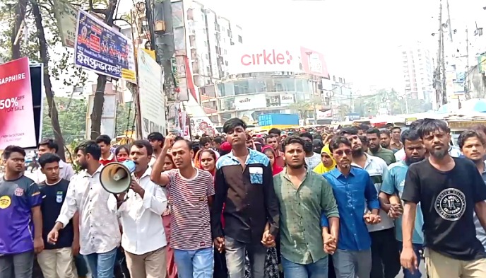 ফতুল্লায় ইউনাইটেড অ্যাপারেলস খুলে দেওয়ার দাবিতে শ্রমিকদের বিক্ষোভ
