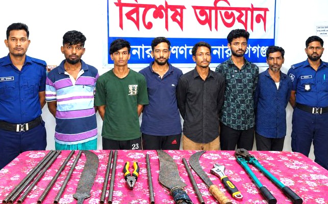 সোনারগাঁয়ে ডাকাতির প্রস্তুতিকালে ৬ জন গ্রেফতার, দেশীয় অস্ত্র উদ্ধার