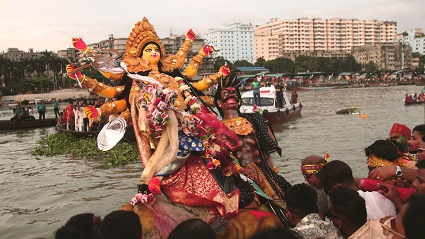 পূজা-অর্চনা শেষে বিসর্জনের মধ্য দিয়ে বিদায় জানানো হয়েছে দেবী দুর্গাকে