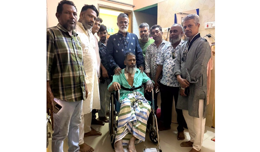 অসুস্থ শ্রমিকদল নেতাকে হুইল চেয়ার উপহার দিলেন খোরশেদ